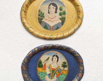 Par de bandejas metálicas antiguas. Juego antiguo de dos bandejas metálicas pintadas a mano. Bandeja pintada a mano. Bandeja de arte de pared antigua. Bandeja pintada de estilo barroco.
