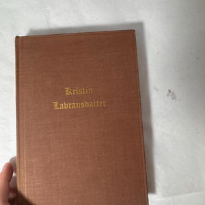 Edición de lujo de El amante de Husaby, volumen 2, tapa dura, novela histórica clásica, tela marrón, título dorado, libro de colección.