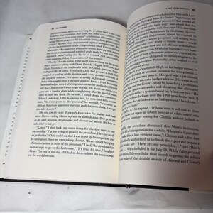 Puede incluir: Libro abierto con texto sobre una superficie blanca. Las p&aacute;ginas est&aacute;n amarillentas y el texto es negro. El libro est&aacute; abierto en un cap&iacute;tulo titulado "A Tale of Two Speeches."