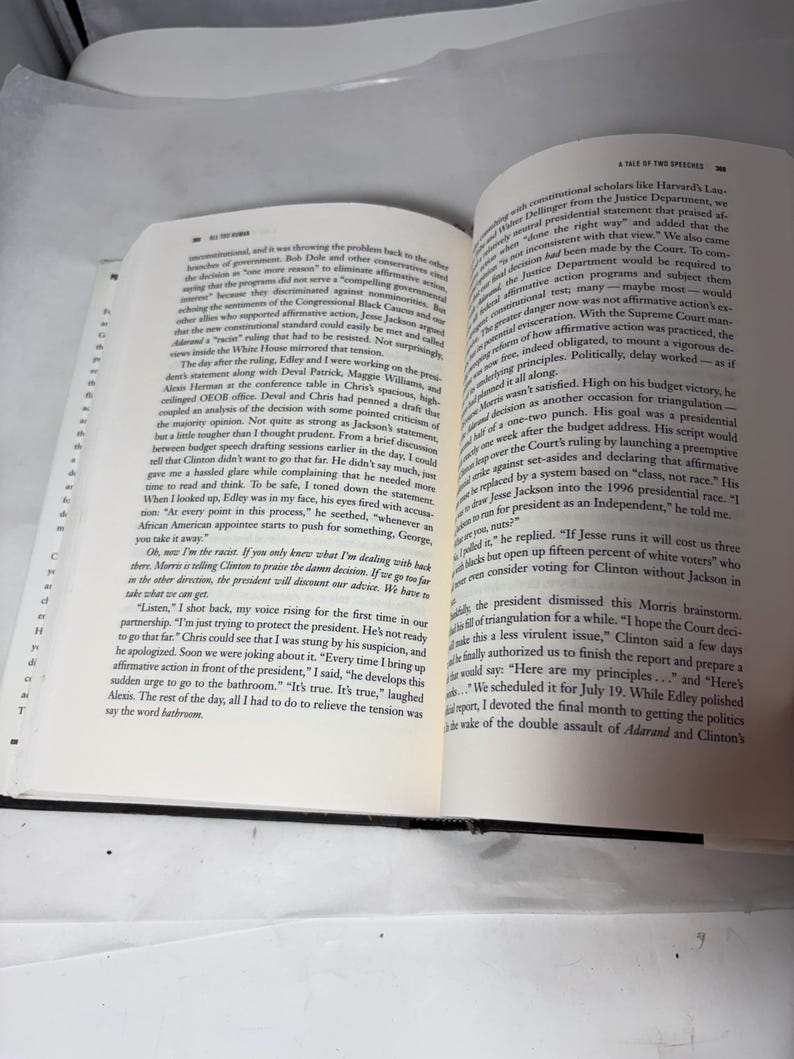 Puede incluir: Libro abierto con texto sobre una superficie blanca. Las p&aacute;ginas est&aacute;n amarillentas y el texto es negro. El libro est&aacute; abierto en un cap&iacute;tulo titulado "A Tale of Two Speeches."