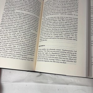 Puede incluir: Libro abierto con texto, incluyendo el titular "THE WEEKEND I WAS HALDEMAN" y referencias a "Stephanopoulos Call Fired Down". El libro est&aacute; sobre una superficie blanca.