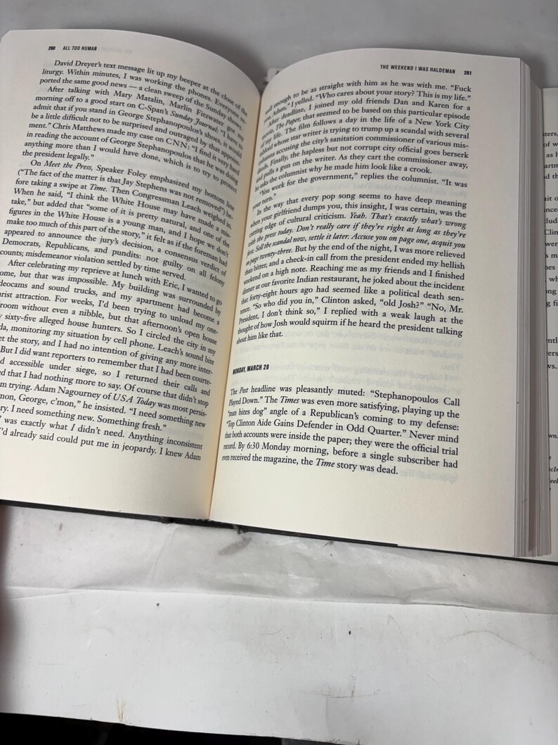 Puede incluir: Libro abierto con texto, incluyendo el titular "THE WEEKEND I WAS HALDEMAN" y referencias a "Stephanopoulos Call Fired Down". El libro est&aacute; sobre una superficie blanca.