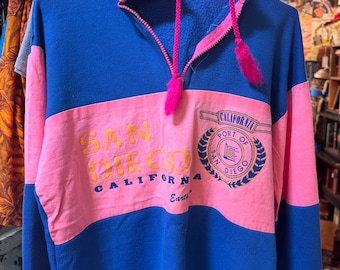Felpa retrò con zip a un quarto di San Diego, California, color block rosa e blu, coulisse morbide, stile anni '80 e '90, morbida al tatto come il pile, vestibilità unisex.
