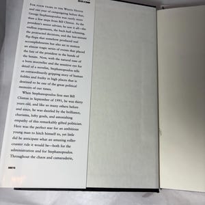 Puede incluir: Un libro abierto con texto en la p&aacute;gina izquierda. El texto trata sobre el tiempo de George Stephanopoulos en la Casa Blanca y su relaci&oacute;n con Bill Clinton. El libro es un memorias.