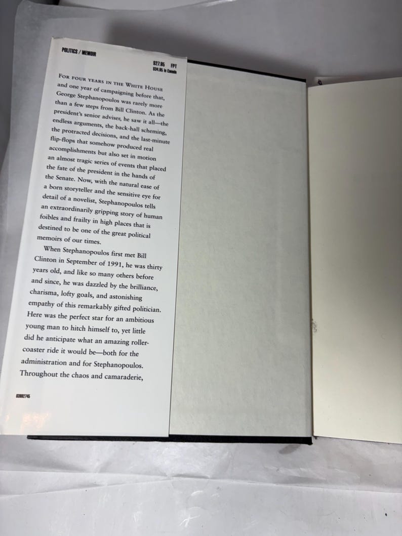 Puede incluir: Un libro abierto con texto en la p&aacute;gina izquierda. El texto trata sobre el tiempo de George Stephanopoulos en la Casa Blanca y su relaci&oacute;n con Bill Clinton. El libro es un memorias.