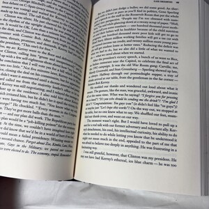 Puede incluir: Libro abierto con texto en ambas p&aacute;ginas. Se ven los t&iacute;tulos "ALL TOO HUMAN" y el cap&iacute;tulo "CLOSE ENCOUNTERS". Las p&aacute;ginas est&aacute;n amarillentas, con texto negro. Parece ser un libro de memorias o biograf&iacute;a.