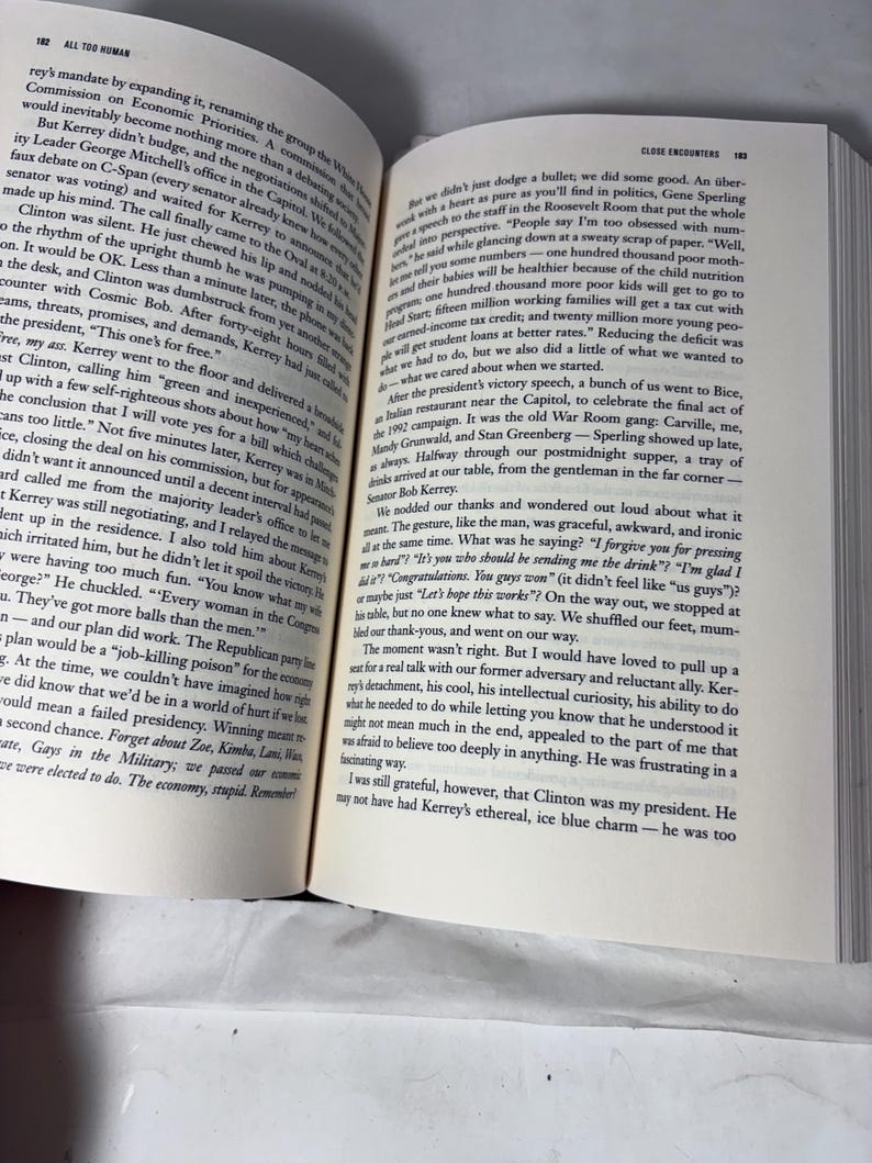 Puede incluir: Libro abierto con texto en ambas p&aacute;ginas. Se ven los t&iacute;tulos "ALL TOO HUMAN" y el cap&iacute;tulo "CLOSE ENCOUNTERS". Las p&aacute;ginas est&aacute;n amarillentas, con texto negro. Parece ser un libro de memorias o biograf&iacute;a.
