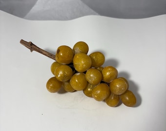 Uvas talladas a mano en alabastro, alabastro tallado, fruta de hueso, racimo de uvas, alabastro vintage, fruta decorativa