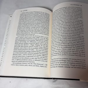 Puede incluir: Libro abierto con texto en ingl&eacute;s que trata temas pol&iacute;ticos, incluyendo la acci&oacute;n afirmativa y la administraci&oacute;n Clinton. El libro est&aacute; abierto en una doble p&aacute;gina, con texto visible.