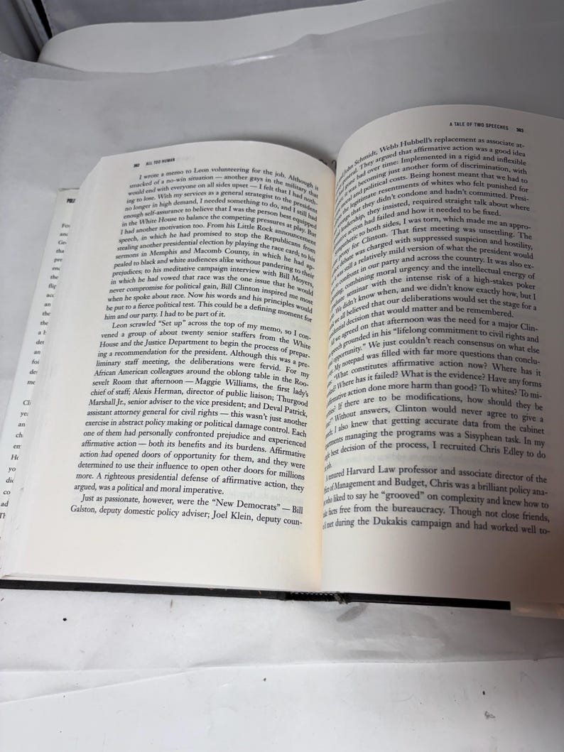 Puede incluir: Libro abierto con texto en ingl&eacute;s que trata temas pol&iacute;ticos, incluyendo la acci&oacute;n afirmativa y la administraci&oacute;n Clinton. El libro est&aacute; abierto en una doble p&aacute;gina, con texto visible.