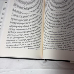 Puede incluir: Libro abierto con texto en p&aacute;ginas color crema. El libro est&aacute; abierto en dos p&aacute;ginas, con texto que ocupa la mayor parte del espacio. El t&iacute;tulo del libro es "All the President's Men". El libro est&aacute; sobre una superficie blanca.