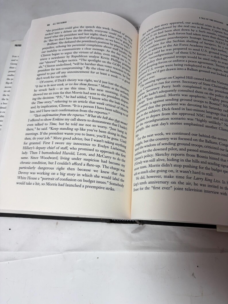 Puede incluir: Libro abierto con texto en p&aacute;ginas color crema. El libro est&aacute; abierto en dos p&aacute;ginas, con texto que ocupa la mayor parte del espacio. El t&iacute;tulo del libro es "All the President's Men". El libro est&aacute; sobre una superficie blanca.