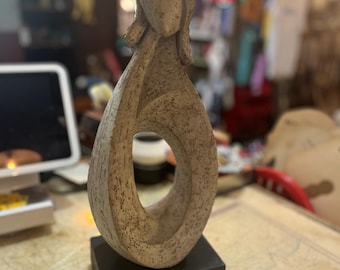 Escultura abstracta de piedra de una mujer, Trude Mueller, obra del siglo XX, escultura de piedra, arte moderno, pieza de colección