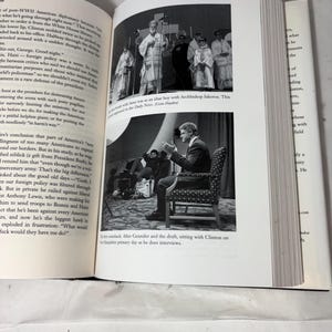 Puede incluir: Libro abierto con fotograf&iacute;as en blanco y negro. Una foto muestra un grupo de personas con t&uacute;nicas. La otra foto muestra a un hombre con traje sentado en una silla. Texto visible.