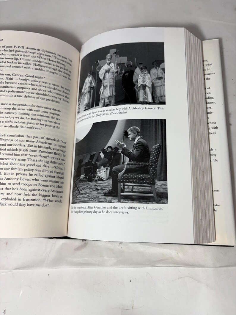 Puede incluir: Libro abierto con fotograf&iacute;as en blanco y negro. Una foto muestra un grupo de personas con t&uacute;nicas. La otra foto muestra a un hombre con traje sentado en una silla. Texto visible.