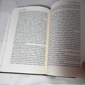 Puede incluir: Libro abierto con texto negro en las p&aacute;ginas. El t&iacute;tulo "A Tale of Two Speeches" es visible. El libro est&aacute; sobre una superficie blanca. Las p&aacute;ginas est&aacute;n ligeramente amarillentas.