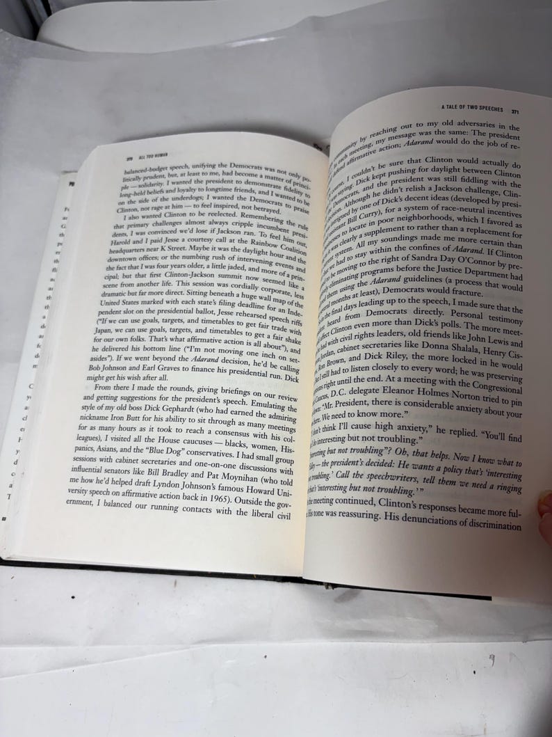 Puede incluir: Libro abierto con texto negro en las p&aacute;ginas. El t&iacute;tulo "A Tale of Two Speeches" es visible. El libro est&aacute; sobre una superficie blanca. Las p&aacute;ginas est&aacute;n ligeramente amarillentas.