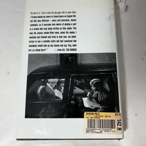Puede incluir: Un libro de bolsillo titulado "All Too Human" con una fotograf&iacute;a en blanco y negro de dos hombres en un coche. La contraportada presenta texto y una etiqueta de precio.