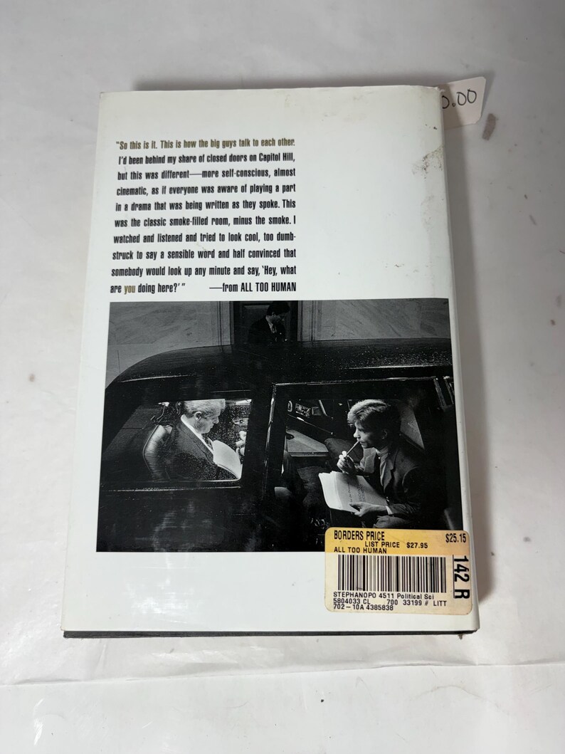 Puede incluir: Un libro de bolsillo titulado "All Too Human" con una fotograf&iacute;a en blanco y negro de dos hombres en un coche. La contraportada presenta texto y una etiqueta de precio.