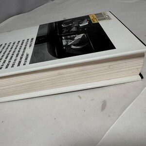 Puede incluir: Un libro de tapa dura con una cubierta y p&aacute;ginas blancas. El lomo del libro es negro y las p&aacute;ginas son blanquecinas. El texto es visible en el lado izquierdo del libro. Una etiqueta de precio es visible.