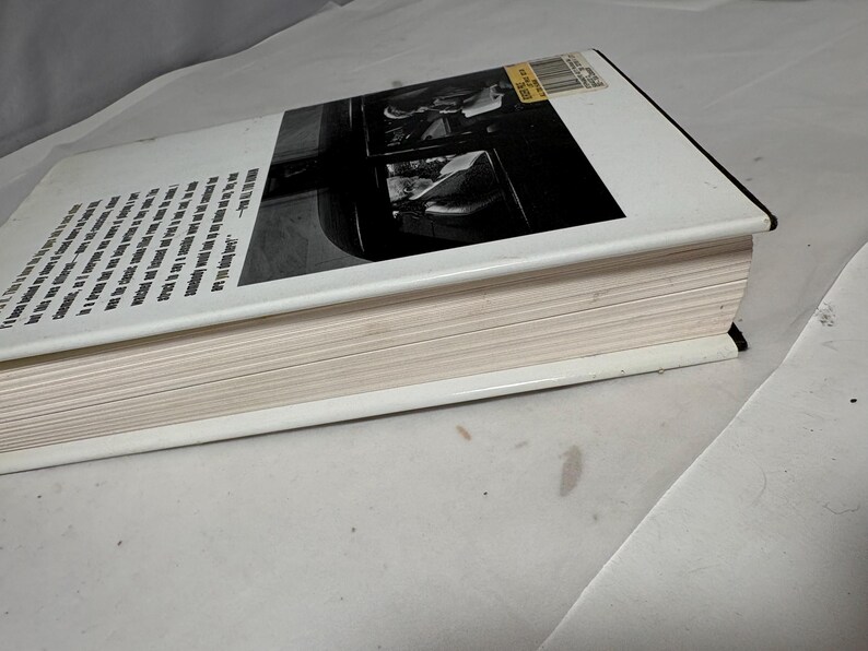 Puede incluir: Un libro de tapa dura con una cubierta y p&aacute;ginas blancas. El lomo del libro es negro y las p&aacute;ginas son blanquecinas. El texto es visible en el lado izquierdo del libro. Una etiqueta de precio es visible.