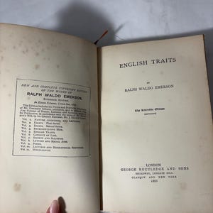 Puede incluir: Libro antiguo abierto con el t&iacute;tulo "English Traits" de Ralph Waldo Emerson. Las p&aacute;ginas son de color blanquecino y envejecidas. El texto del libro es visible. El libro est&aacute; abierto, revelando texto y un &iacute;ndice.