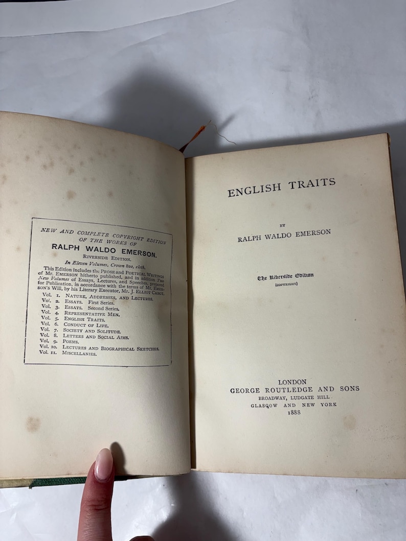 Puede incluir: Libro antiguo abierto con el t&iacute;tulo "English Traits" de Ralph Waldo Emerson. Las p&aacute;ginas son de color blanquecino y envejecidas. El texto del libro es visible. El libro est&aacute; abierto, revelando texto y un &iacute;ndice.