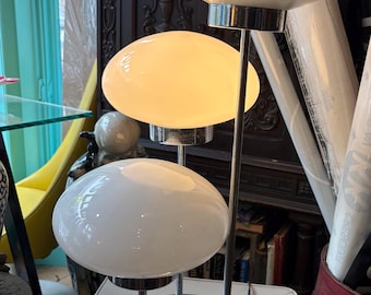 Lámpara de mesa vintage de tres globos con forma de seta, estilo de mediados de siglo, base cromada, pantallas de cristal opalino, luz ambiental cálida.