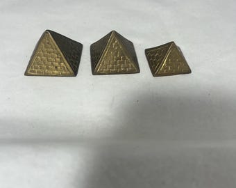 真鍮製エジプトピラミッド3個セット。手作りの古代エジプト装飾