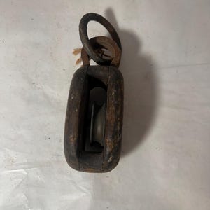 May include: A weathered wooden sign, inscribed with 'Welcome to our home' in a handwritten font. The sign has a distressed appearance, ideal for a porch or hallway, and measures approximately 30 cm in length.