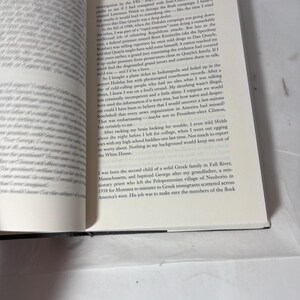 Puede incluir: Libro abierto con texto negro sobre p&aacute;ginas blancas. El t&iacute;tulo "BACKGROUND CHECK" es visible en la parte superior de la p&aacute;gina. El libro est&aacute; sobre una superficie blanca.