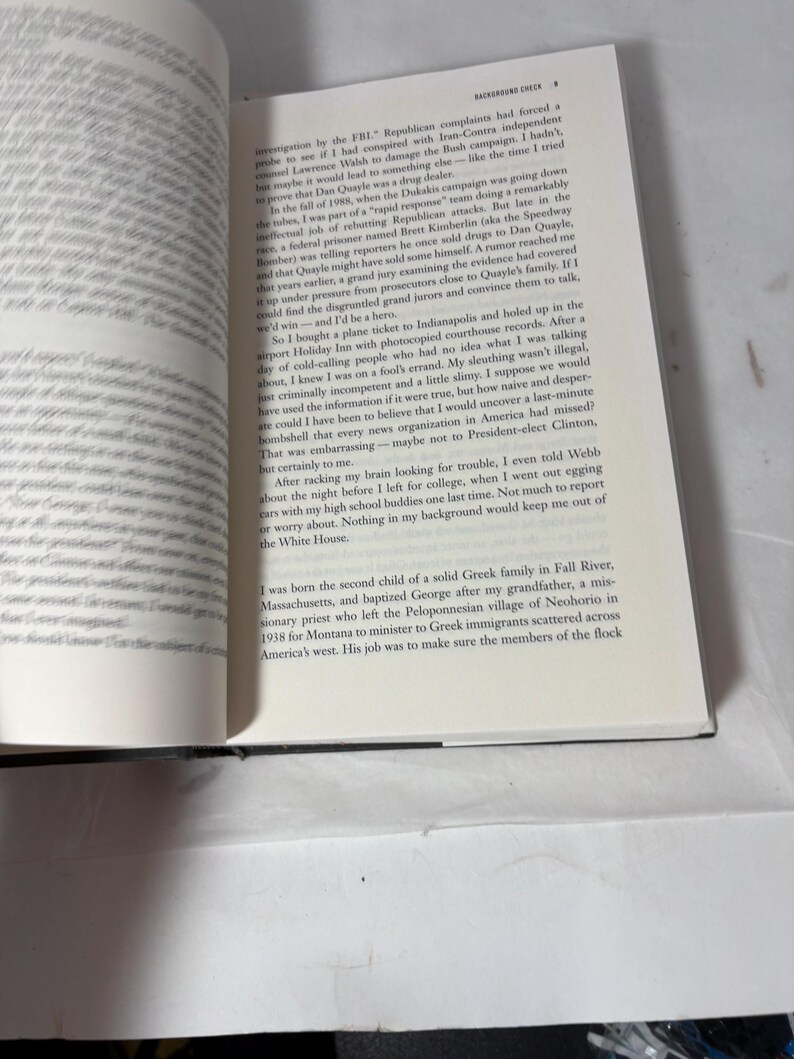 Puede incluir: Libro abierto con texto negro sobre p&aacute;ginas blancas. El t&iacute;tulo "BACKGROUND CHECK" es visible en la parte superior de la p&aacute;gina. El libro est&aacute; sobre una superficie blanca.