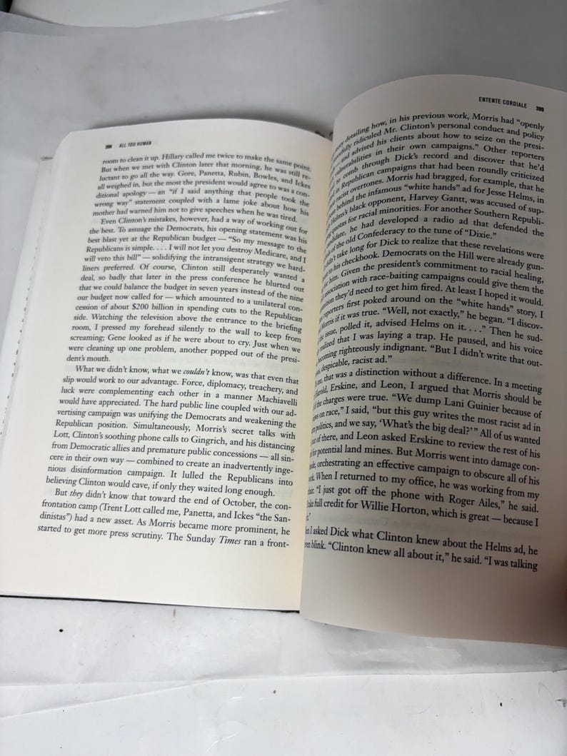 Puede incluir: Libro abierto con texto en ambas p&aacute;ginas. El texto est&aacute; en fuente negra. El libro est&aacute; abierto en una secci&oacute;n titulada "ENTENTE CORDIALE". Las p&aacute;ginas son de color blanquecino. El libro parece ser una biograf&iacute;a o memorias.