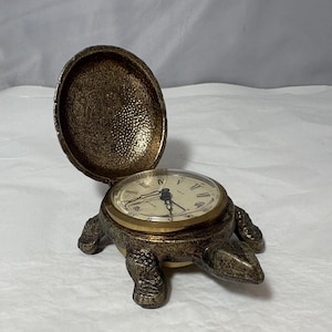 Vintage schildpadbureauhorloge met scharnierende schaal, messingkleur, Romeinse cijfers, woondecoratie voor verzamelaars, cadeau aan zee