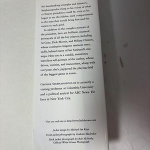 Puede incluir: Contraportada de un libro con texto blanco sobre fondo blanco. El texto describe el contenido del libro, incluyendo menciones de George Stephanopoulos, Hillary Clinton y Al Gore. La cubierta tambi&eacute;n incluye la informaci&oacute;n del autor y la direcci&oacute;n del sitio web.