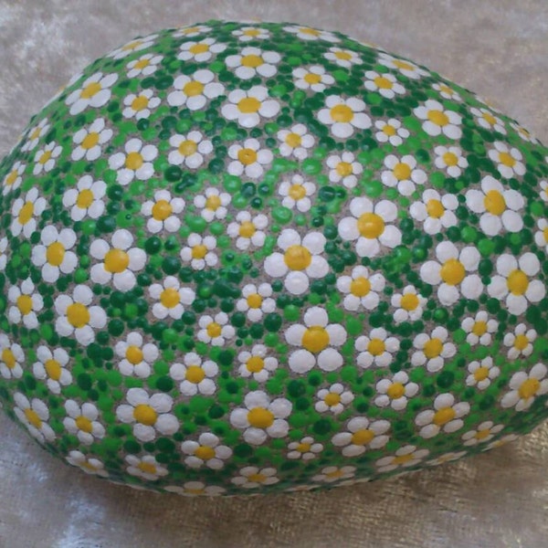 Dot painting stone DAISY of lovingly hand-painted River pebbles, weatherproof and UV-resistant, 10 cm in diameter