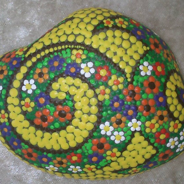 Dot painting stone FLOWER-POWER No. 03 lovingly hand-painted River pebbles, weatherproof and UV-resistant, 9 cm diameter