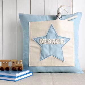 Coussin de poche brodé personnalisé pour garçons - Oreiller de livre d’histoires avec nom - Housse de coussin de chambre d’enfant - Cadeau d’oreiller étoile pour le nouveau bébé garçon