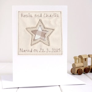 Biglietto di auguri personalizzato ricamato per la festa del nome di un bambino, una bambina, due gemelli - Biglietto per cerimonia del nome, battesimo, adozione, compleanno, neonato