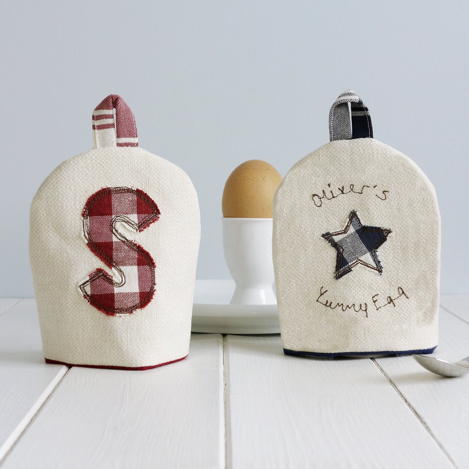 パーソナライズされた刺繍入りイニシャルエッグコージー - エッグカップコージー - ゆで卵カバーギフト。2回目のコットンまたは4回目のリネン記念日、誕生日、イースターに。