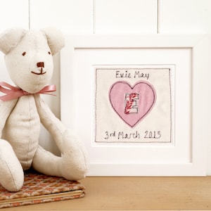 Regalo personalizado con imagen de corazón bordada para recién nacida, día del nombre, bautismo, cumpleaños, adopción - Arte de pared para guardería en color rosa