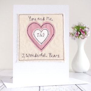 Tarjeta de aniversario bordada personalizada con las iniciales de la pareja: tarjeta de aniversario de bodas de algodón para el segundo o lino para el cuarto: tarjeta de compromiso con forma de corazón