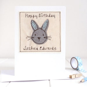 Personalisierte gestickte Häschen-Karte für Jungen Geburtstag, neues Baby, Ostern - 1. Geburtstagskarte für Sohn, Enkel - irgendein Häschen liebt Sie