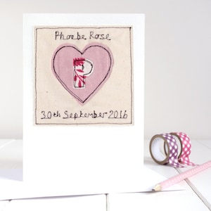 Personalisierte gestickte Herzkarte für Mädchen mit Initiale - für neues Baby Mädchen, Taufe, Taufe, Namenstag - Geburtstagskarte für sie