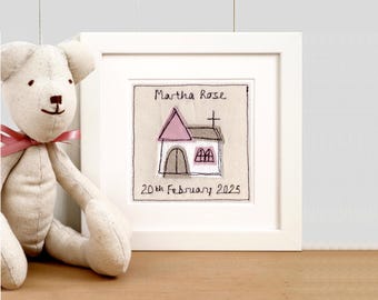 Może przedstawiać: Oprawiona haftowana grafika przedstawiająca kościół z różowym dachem i krzyżem, z imieniem "Martha Rose" i datą "20th February 2025". Obok biały pluszowy miś z różową kokardą.