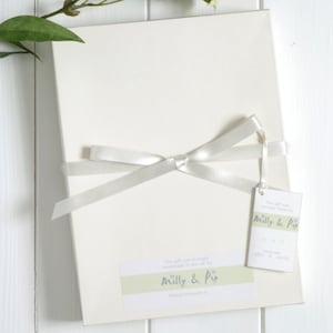 Füge eine Geschenk-Box hinzu - Nur in Verbindung mit einem hängenden Herz, Stern, Haus, Strandhütte oder Paar Eierwärmer von milly und pip zu kaufen
