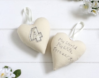 Cadeau personnalisé coeur à suspendre brodé pour tout anniversaire de mariage - 2e coton, 4e lin, 30e perle, 40e rubis, 45e/65e saphir