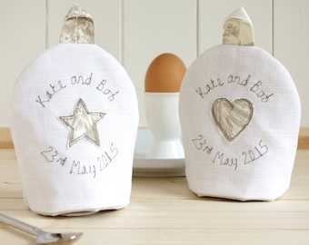 Par de cosies de huevo personalizados bordados - Huevera de tela acogedora - 2 cubiertas de huevo hervido - Regalo para boda, 2.º 4.º aniversario, compromiso