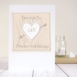 Tarjeta personalizada con corazón de Cupido bordado - Tarjeta de aniversario de bodas de algodón o lino para el segundo aniversario de bodas (para esposo, esposa o pareja) - Tarjeta de compromiso