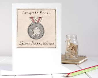 Personalisierte Glückwunschkarte mit gestickter Silbermedaille - Well Done You Devere A Medal Card - Zweiter Platz - Spiele, Sport, Wettbewerb